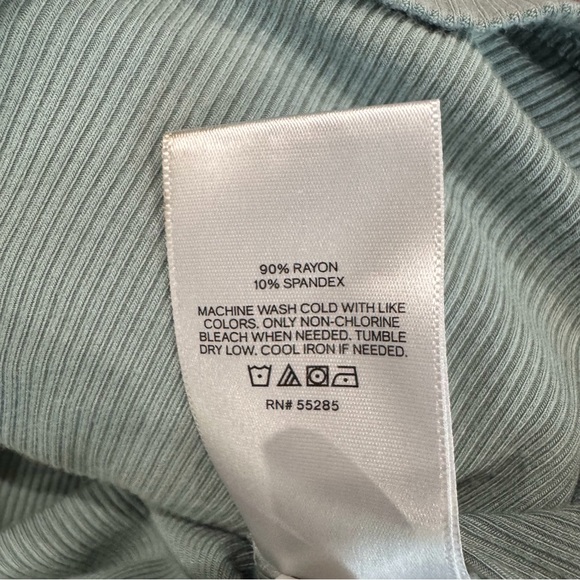 Express Ribbed Fitted Crew Neck Tee - Picture 2 of 4